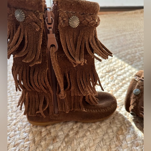 Minnetonka 3-Layer Fringe Bohemian Girls Leather Moccasin Boots Size 10 - Picture 4 of 14